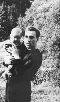 Владимир Высоцкий с сыном Аркадием на даче, 1963 г., июнь.