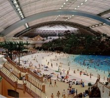 Ocean Dome  стал крупнейшим в мире крытым аквапарком и даже вошёл за свои размеры в Книгу Рекордов Гиннесса.

Тем не менее, аквапарк оказался убыточным в финансовом плане: владельцы ожидали, что его будут посещать около 2,5 млн. человек в год, а его посещало около 1-1,25 млн. По этой причине он обанкротился к 2001 году. Затем был продан, возобновил свою работу в 2002 году, проработал ещё 5 лет и был окончательно закрыт «на реконструкцию», по тем же финансовым причинам. 

Источник:  © Tourweek.ru