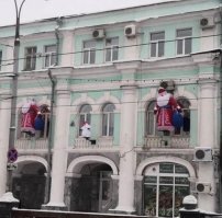 от такой жизни, в орле повесились деды морозы....