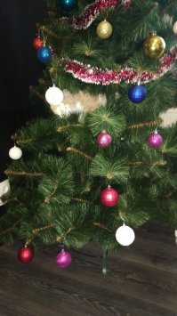 Падла махнатая, за неделю до нового года минус две гирлянды...