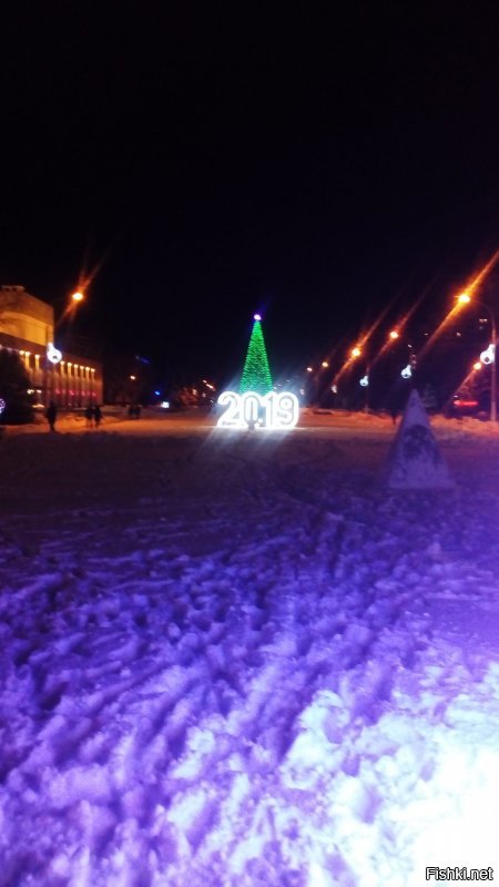 Уборка снега с грязевым "фонтаном"  в Волжском