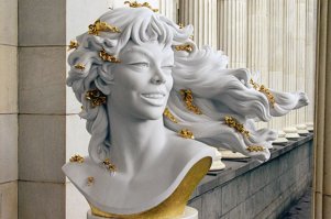 Джина Лоллобриджида скульптор.