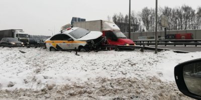 Вчера. Киевское шоссе. Просто оставлю это здесь. 
Раньше держался подальше от таксистов. Теперь ещё каршеринг прибавился.