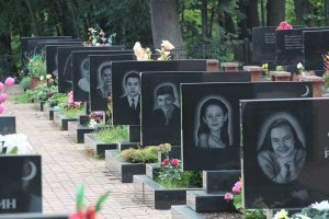 54 ребенка из-за одного невнимательного г@ндона…да пусть он горит в аду! Спасибо Калоеву, может так русских не буду считать лохами, об которых можно безответно вытирать ноги. Может поступок Калоева станет предостережением всем тем, от внимания и чуткости которых зависит человеческая жизнь и заставит понять что за смерть человеческую можно понести наказание не в виде двух лет условно, а перед богом и очень быстро…пусть за каждым г@ндоном который отнял по своей халатности жизнь, придет свой Калоев…