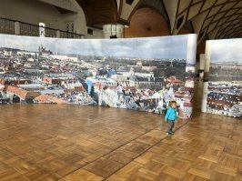 Смущает только один момент: если это 360 градусная панорама, почему углы выставочного стенда так странно сделаны?

Видосик да, больше рекламы компа а не инфы о самой панораме...