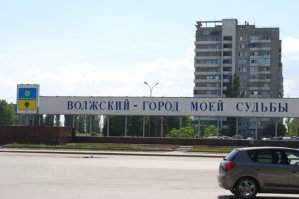 Уборка снега с грязевым "фонтаном"  в Волжском