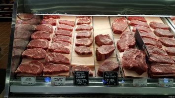 "...Стейк из говядины в маринаде из васаби и соевого соуса получается очень мягким и безумно вкусным..."
1. стейк получается мягким только в одном случае: если вы берёте качественную говядину не дешевле чем $20 за паунд (я обычно беру по $28 - можете найти про это в одном из моих постов). Такая говядина настолько мягкая, что даже сырой кусок - жуётся свободно, как докторская колбаса. 
2. мясо - вкуснО само по себе! Качественное мясо: не требует никаких добавок кроме соли - любые соусы маринады и приправы - только притупят или вообще сведут на "нет" вкус самого мяса.
3. дурная привычка мариновать мясо - пришла к нам из Совка. Там НИКОГДА не было качественного мяса! То, которое удавалось "достать" - было откровенно жёстким и годилось в лучшем случае на суп... поэтому и держали в маринадах по 1.5-2 суток
4. вот: то что вы видите на фото - вот это стейки. А то что в этом посте - это не стейк.