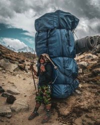 если не ошибаюсь то это шерп тащит снарягу для лагеря к подножью эвереста.