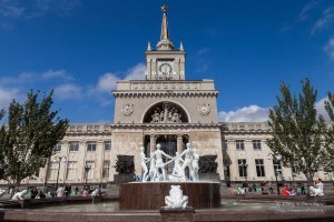 Это скульптурная группа фонтана на вокзале Волгограда - один из символов обороны Сталинграда. Сейчас, конечно, реконструирована.