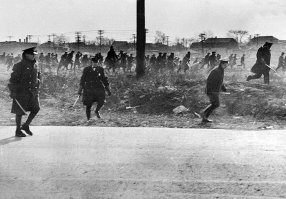 Расстрел голодного марша в Детройте произошёл 7 марта 1932 года во время Великой депрессии, когда голодающие сокращённые рабочие завода Ford вышли на улицы с экономическими требованиями. Полиция и вооружённые службы Генри Форда открыли огонь по рабочим, в результате четверо были убиты, более шестидесяти человек были ранены.