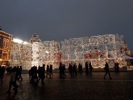 Красиво. Сегодня там была. Люди радуются, фоткаются.. Что не так?