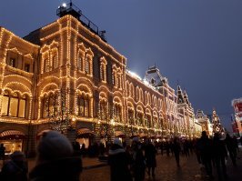 Красиво. Сегодня там была. Люди радуются, фоткаются.. Что не так?