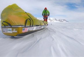 Прошел 1500 км один! Параллельно с ним идет Англичанин, Колин обогнал его минимум на 3 дня. На другом ресурсе читал что снаряжение его весили 180 кг и перед походом он набрал 8 кг веса. 
Более 1500 км, сильнейшие ветры и морозы. В планах было ежедневно идти по 10-15 ч, преодолевая за это время по меньшей мере 20 км, однако зачастую Колин шел гораздо больше   в среднем по 27-35 км в сутки. Путешествие О’Брэди планировал закончить в январе 2019 года, но пришел на финиш со значительным опережением графика.
И за 54 дня только один раз он вынужден был сделать остановку на пол дня из-за поломки лыжи.
Самое поразительное что последний его переход, который длился 32 часа и за который он преодолел 130 км!