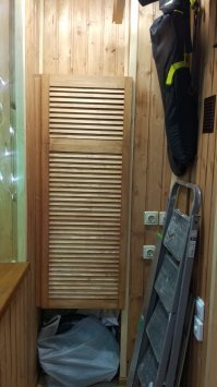 Ну, если шкаф во всю ширину, то можно. Только эти панели не очень жесткие и часто их крутит винтом, но в целом, для балкона сойдет. Если место позволяет, я бы сделал складные, книжкой - так намного удобнее. (2-я фото)
У меня балкон по меньше, а ниша еще меньше и такая дверка у меня на петлях. (1-я фото)