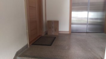 мои посылки зачастую просто рядом с дверью оставляют. Чаще - у соседей.
Хотя, некоторые курьерские службы имеют договора с некоторыми магазинами, и оставляют там. А мне присылают информацию где забрать.