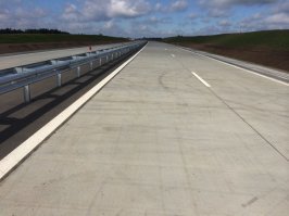 на автобанах часто не кладут асфальт. По большей части, в южных регионах. Более того, и в СССР частенько бетонки делали. У нас в Тамбове, например, только лет 10 назад  полностью бетонки асфальтом покрыли.