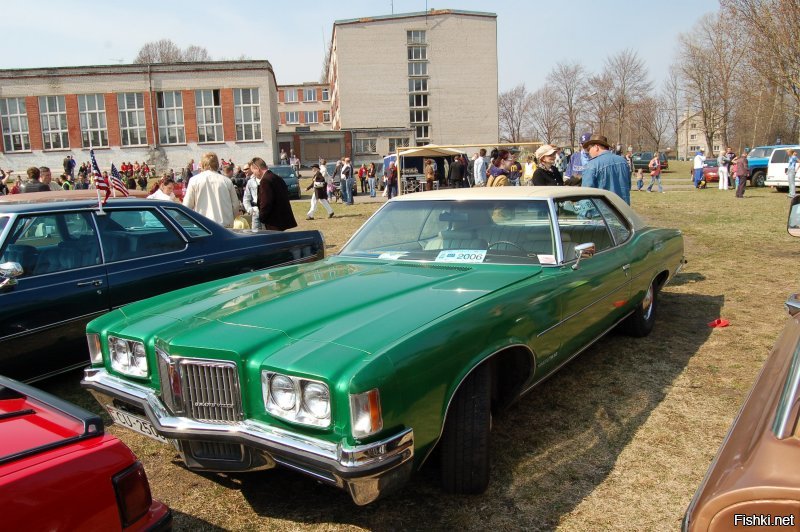 Знакомитесь Pontiac Grand Ville 1972 года выпуска и  Мирдза Мартинсоне . Этот тот самый Pontiac который снимался в Риге и в Крыму и тянул в прицепе ту самую Ниву в броне.