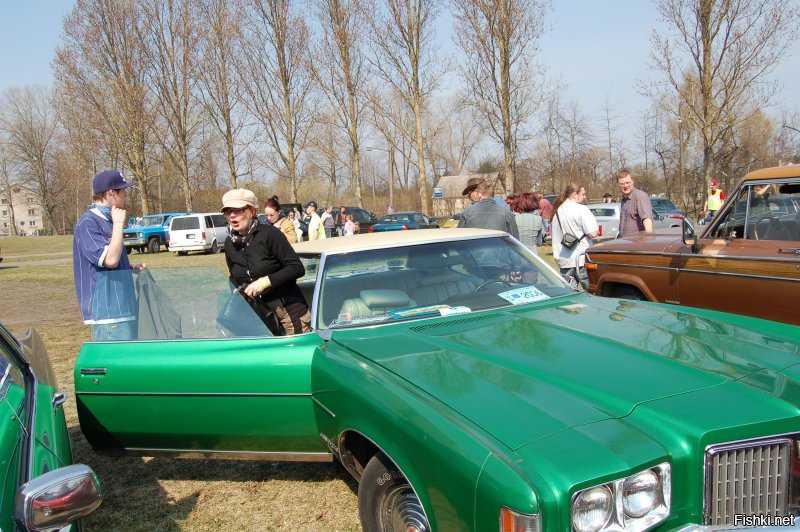 Знакомитесь Pontiac Grand Ville 1972 года выпуска и  Мирдза Мартинсоне . Этот тот самый Pontiac который снимался в Риге и в Крыму и тянул в прицепе ту самую Ниву в броне.