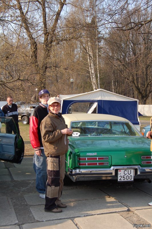 Знакомитесь Pontiac Grand Ville 1972 года выпуска и  Мирдза Мартинсоне . Этот тот самый Pontiac который снимался в Риге и в Крыму и тянул в прицепе ту самую Ниву в броне.