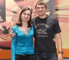 Смотрели, когда ведущим был Арам Мнацаканов - это самое начало Адской кухни. Он потом вёл другой проект (смысл: если ресторан загибается, приезжает Арам и спасает его) - какой-то тухлый и натянутый. Стало неинтересно. 

Чуть ли не единственным достойным и трудолюбивым участником считаем Семена Колесникова. Вот умница парень - спокойный, не истеричный, без завышенной самооценки,  упорный, с чувством вкуса. Смотришь, как он работает и глаз радуется. Пока все придумывали <span style='color:gray'>[мат]</span> (которые ты дома в жизни не приготовишь), он делал шедевры из простых понятных продуктов - свеклы, картошки, селёдки и т.п. 

И когда стал победителем проекта, не визжал и не истерил на радостях (как это у многих участников было). Очень достойный человек - простой и открытый. Его соперница Ныркова - подлая хитрожопая курица - похоже, оставили из-за смазливой мордочки. 
И дальше Семён повёл себя достойно - вместо того, чтобы махнуть "в Маскву" (куда его много раз приглашали), остался в своём родном Брянске. Умница! 

Если судьба занесёт в Брянск - обязательно посетим его ресторан, даже не сомневаюсь, что нам там понравится.