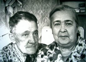 Моя бабушка курила пачку "Беломора" в день с 1940 года по день смерти. Сидела дома, была дородной дамой, мало двигалась.
Мой дед был сухощавым, поджарым, совсем не курил, после войны разводил пчёл, много времени проводил на свежем воздухе, активно двигался, ел много мёда.
Дед прожил 86 лет и умер от инсульта.
Бабушка умерла в 89. Она прожила бы и дольше, но упала на кухне и ударилась головой.
После этого я твёрдо уверен, что у каждого организма свой срок годности, и ни хрена на него не влияет.