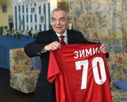 Видел и помню его игру и в сборной, и в "Спартаке".
Человек из той плеяды советских спортсменов, для кого честь выступать за свою Родину, за свой клуб была выше любых денег.
Земля тебе пухом, Евгений Владимирович, Великий Спартаковец!