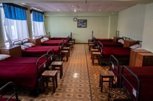 Нашел залетчика. Первая кровать слева - покрывало висит, не подсунуто под матрац.