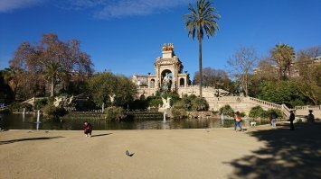 Автор, не в обиду, но в Барселоне столько красивого, что нужно хорошенько постараться, чтобы больше всего запомнились яхты и попрошайки. Один из самых красивых городов мира, там стоит провести недельку, чтобы узнать поближе