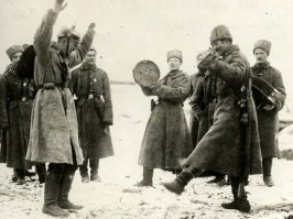а русские как и положено северным народам под бубен танцевали))