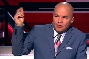 Что-то никто не возмущается,когда на политических говношоу безвылазно который год платно сидят хохол,поляк и американец и отдуваются за весь мир...