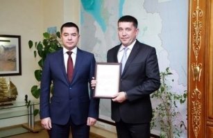 В Салехарде перед Новым годом разгорается скандал вокруг ситуации с премиями в Окружном центре национальных культур (ОЦНК), учредителем которого является департамент культуры ЯНАО. Один из сотрудников центра опубликовал в соцсетях расчетную ведомость за декабрь, из которой следует, что коллектив учреждения к праздникам остался без ежегодных премий. В то же время директор ОЦНК Денис Кумылин получит все возможные поощрения, общая сумма которых превышает 1 млн рублей.
«Хочу поделиться своей бедой, сил молчать уже просто нет. На распечатанной расчетной ведомости выделен директор Окружного центра национальных культур Салехарда Кумылин Денис Владимирович. Сотрудников ОЦНК кормили завтраками на протяжении всего года, а потом объявили, что денег на квартальные выплаты и премии нет. Дали даже меньше обычной зарплаты, от которой плакать хочется. Где же деньги? Их отлично видно в документе внизу: в кармане директора, который на праздники быстро улетает отдыхать за границу», анонимно пишет сотрудник ОЦНК. Его пост и сама расчетная ведомость за декабрь размещены в популярной городской группе «В Салехарде» в соцсети «ВКонтакте».

Из расчетной ведомости следует, что единственный, кто в ОЦНК получит в декабре премии,   это действительно директор Денис Кумылин. Так, ему, судя по опубликованному документу, выписаны: годовая премия на сумму 184,9 тыс. рублей, разовая премия в 369,9 тыс. рублей и квартальная премия в 184,9 тыс. рублей.
Если учитывать зарплату, надбавки и отпускные, то к Новому году директор ОЦНК получит более 1 млн рублей. В то же время фонд оплаты труда всего административно-управленческого персонала центра составляет 2,63 млн рублей.

«Те, кто хотя бы несколько раз был в этом учреждении, замечал, в каком плачевном состоянии находится здание: в кинозале дубак, постоянные аварии, а на их устранение денег нет, конечно же. Ну и скажите мне, почему мы должны это терпеть? Почему от действий этих управленцев страдают все, кроме них и тех, кто их прикрывает. Это уже просто невыносимо. Мы не верим, что их действительно накажут, не забываем, в какой стране живем, но, по крайней мере, люди должны знать. Спасибо за то, что прочли, и надеемся, что у вас праздники пройдут гораздо лучше наших», на такой непраздничной ноте заканчивается пост сотрудника ОЦНК.

Один из пользователей соцсетей переслал этот пост на личную страницу губернатора округа Дмитрия Артюхова в соцсети «ВКонтакте». В правительстве ЯНАО об опубликованной в соцсетях информации знают.

«Уверен, что для начала необходимо проверить достоверность данных. Первостепенной задачей является выяснение обстоятельств в связи с выплатами заработных плат. Принято решение провести внеплановую проверку учреждения в ближайшее время. Если факт, о котором заявил анонимный пользователь подтвердится, будут приняты все необходимые меры»,   прокомментировал директор департамента культуры ЯНАО Евгений Колтунов.

В приемной директора ОЦНК Дениса Кумылина Znak.com сообщили, что руководитель занят, и пообещали передать ему нашу просьбу о комментарии по поводу выписанных премий.

_…