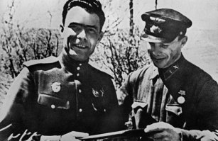 Да уж, ребята, выросло поколение. Если так дальше пойдет то лет через 20-30 тогдашняя молодежь будет полагать что войну выиграли американцы. ЛИ воевал и даже был ранен. Осколком ему фактически оторвало челюсть. Отсюда проблемы с дикцией.