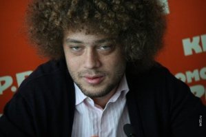 И сюда наркоман с проросшими на башке одуванчиками приполз
.