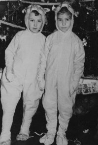 В маленьком сибирском городишке тоже елку ставили на центральной площади, а в гарнизоне - в солдатско-офицерском клубе. Военторг привозил мандаринки - срочникам дарили, ну и детям, естественно. В продажу не поступали. Офицерские жены (женсовет полка) сами подарки готовили - конфеты закупали, шоколадки, моя мама пекла супер-печенюшки - грибочки, верх обмазывался расплавленным шоколадом (им же приклеивалась шляпка гриба) и посыпался маком, это был второй хит подарка. Первый, конечно же, мандарины! Яблоки тоже были, но они не дефицит, летом постоянно продавали. Какой запах стоял у елки!!! Голова кружилась! ;) Ну и костюмы всякие шили, меж собой ребятня за секрет держала, кто в чем будет. Мелочь, конечно в основном зайчики и снежинки, у зайцев ухи и хвосты были у всех настоящие! - потому как этих зверьков любители охоты даже на аэродроме стреляли, косым рев перехватчиков был пофигу. Ну а кто постарше - те выделывались, и пираты, и мушкетеры, и прЫнцессы всякие... мне вот довелось Ниф-Нифом побывать (или Наф-Нафом, не помню)   Дед Мороз обычно самый габаритный из отцов был, а Снегурочка - самая красивая из молодых лейтенантских жен.