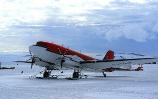 Douglas DC-3 до сих пор мотаются, полярный вариант например. А первый полёт был аж в 1935 году.
