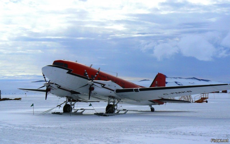 Douglas DC-3 до сих пор мотаются, полярный вариант например. А первый полёт был аж в 1935 году.