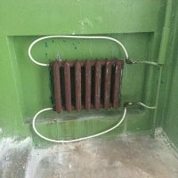 А приподнять и перевернуть радиатор, не додумались? У чугуния лицевая и обратная сторона отличаются степенью прокраски