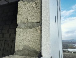 на фото-пробитие дна ибо такой пенопласт не должен применяться в строительстве