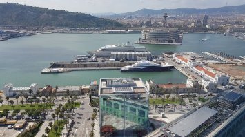 вид с работы на Барселону, порт и гору Montjuïc))) там и яхту Усманова видно