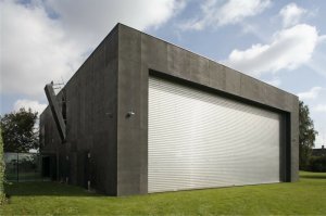 Не удивлюсь, если это деревянный каркасник, обшитый тонкими железными листами. Протыкается пальцем :)
На фотке видны крепления металла (вмятины по краям листов, судя по всему от саморезов, вкрученных в дерево).