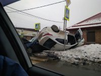 нормально знаки стоят. из того, что они не попали в видео, снятое камерой, висящей на 2 этаже и смотрящей в центр перекрестка, не значит, что жопа.