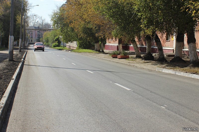 А ЭТО "ПОТОК" СЕЙЧАС. 
На первом фото ул. Смринова в конце улицы можно увидеть тот самый киоск "ФОТО ЗА 5 МИНУТ".