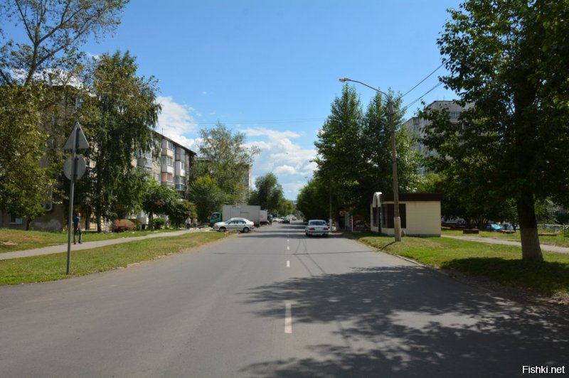 А ЭТО "ПОТОК" СЕЙЧАС. 
На первом фото ул. Смринова в конце улицы можно увидеть тот самый киоск "ФОТО ЗА 5 МИНУТ".