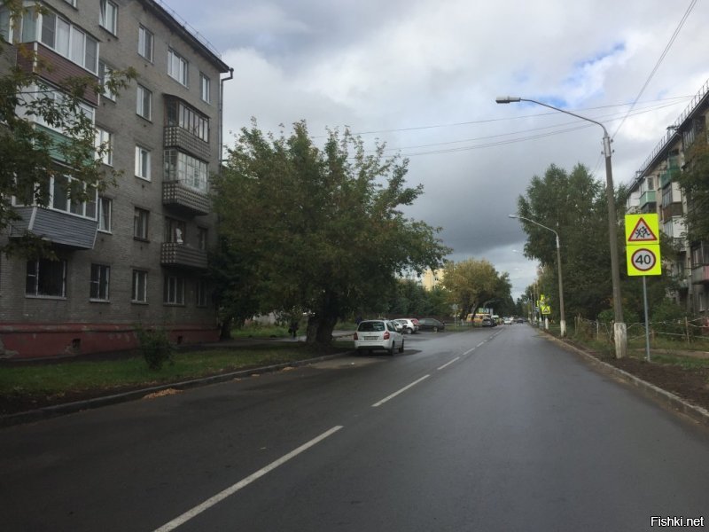 А ЭТО "ПОТОК" СЕЙЧАС. 
На первом фото ул. Смринова в конце улицы можно увидеть тот самый киоск "ФОТО ЗА 5 МИНУТ".