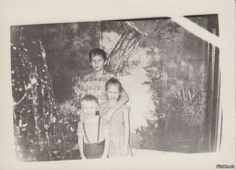 Сургут, примерно 1992 год. Ёлочка, я и младшие брат и сестра. Раскидало нас по разным городам. Может встретимся вот так вот на НГ у ёлочки со всеми нашими детьми ))), у меня двое, у сестры двое, а младший нас обошел, трое).