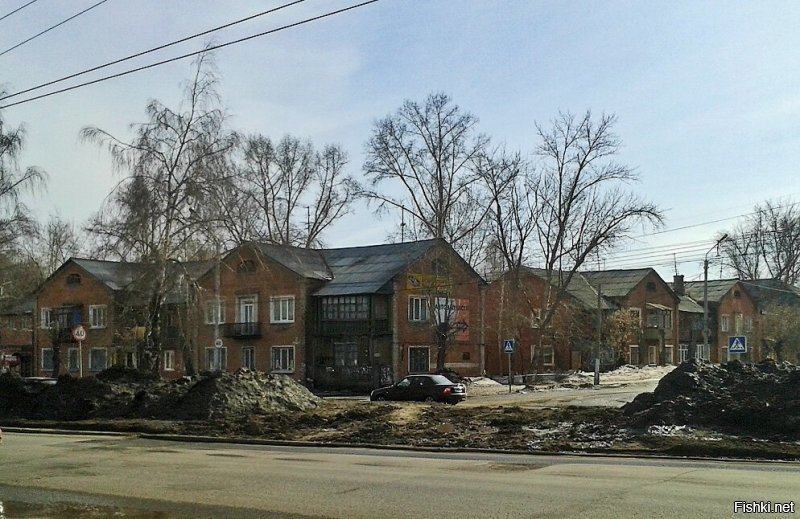 Но больше всего порадовала фотография перекрестка ул.Петра Сухова и проспекта Ленина. Сравните фото из поста (левая часть перекрестка) и правую часть того же самого перекрестка.