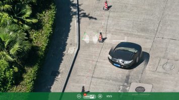 Прикольно. А ещё на снимок попала разработка китайского суперкомпактного авто :)