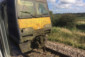 1) По сути авария на ЧАЭС даже  не следствие  раздолбайства  какого либо  руководства а взятие  на себя  ответственности и  незнание ( или забыл )  ньюансов  в графике мощности реактора. Того инженера учили про  провал  на графике - он не учёл. И  нагружал  генераторы  системой   охлаждения  самого реактора  тоже  лично  тот инженер  сугубо  по личному  решению. В  одну  харю. И  если  не путаю, даже  выжил имея  сумасшедшие ожоги. И  в тюрьме  посидеть успел. Просто об  этом  не принято рассазывать в таком виде.

2) не знаю про 180, а при сотне  локомативу что корова, что легковушка - разносит в  брызги и потом  надо  только царапины на краске  замазать. На фото  локомотив   размазавший  3 лося на полном  ходу и  иномарка  раскатавшая корову  на скорости больше сотни.