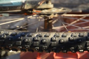 Дубовые - пожалуй, самый верный эпитет для эластичности шин.