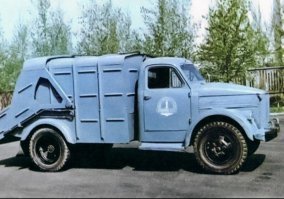 Не знаю как где, а у нас раньше не было мусорных баков т. п., а такие машины в определенное время объезжали районы города, звенел колокольчик и все стояли с ведрами и ждали эту машину. Когда ждали то и общались. Как-то дружнее были и никаких зловонных мусорок не было.